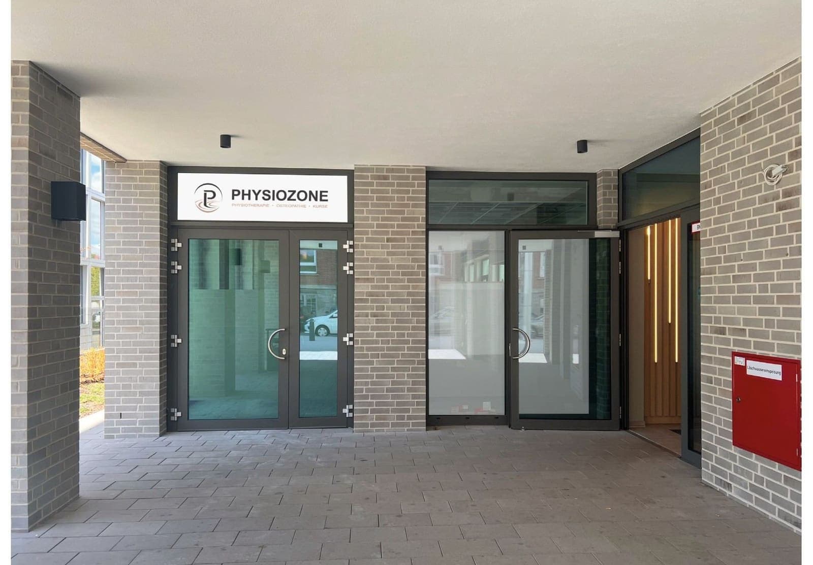 Eingang PhysioZone am neuen Standort Schürerstraße 11